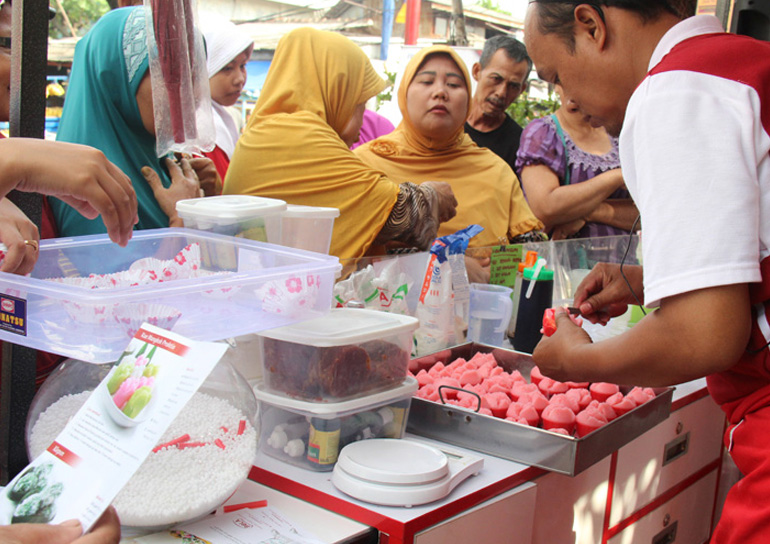 Lezatnya Kue Mangkuk Dan Klepon Tepung BOLA Menyapa Pasar Jakarta